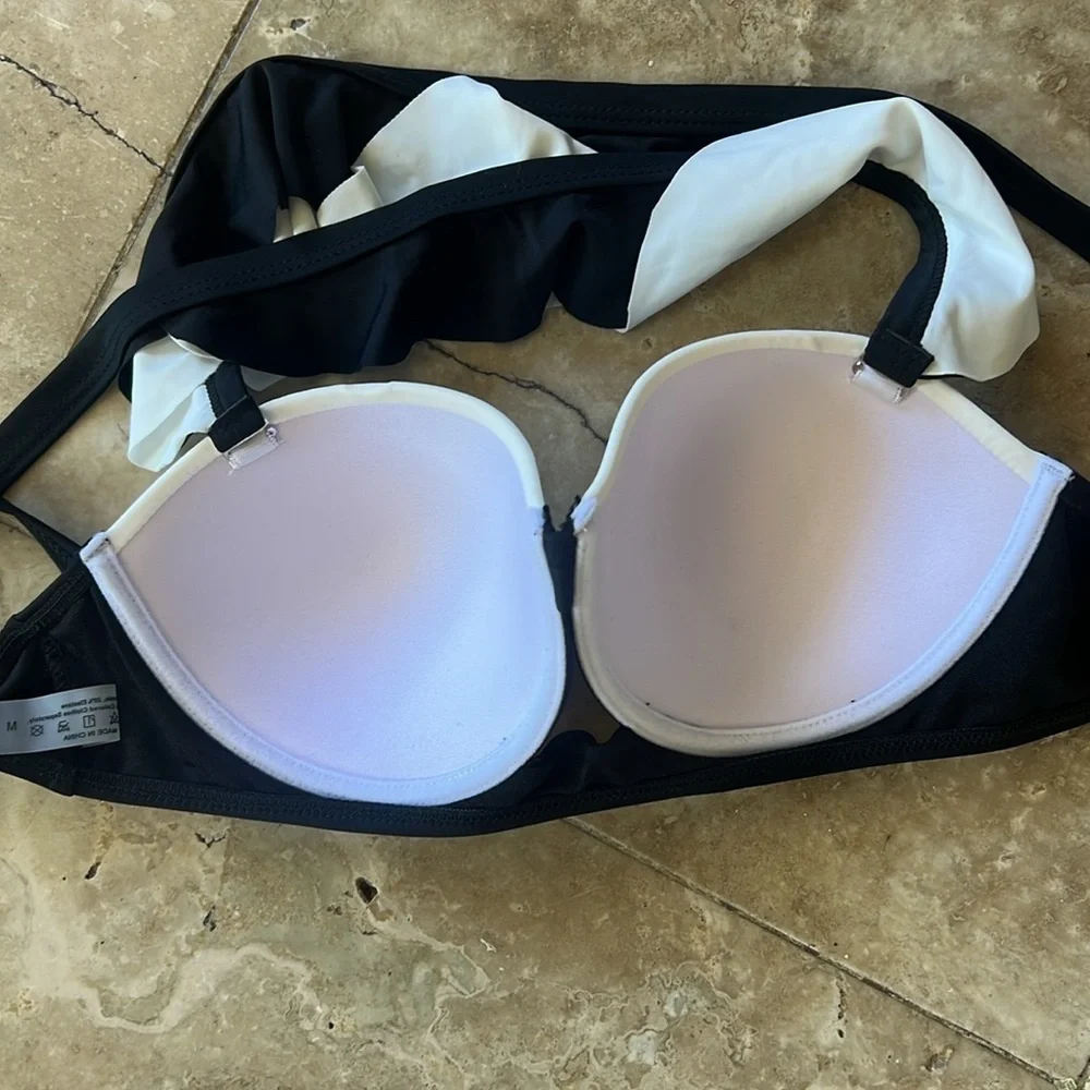 Ladies size Medium NWOT swim suit top black and white. Adorable